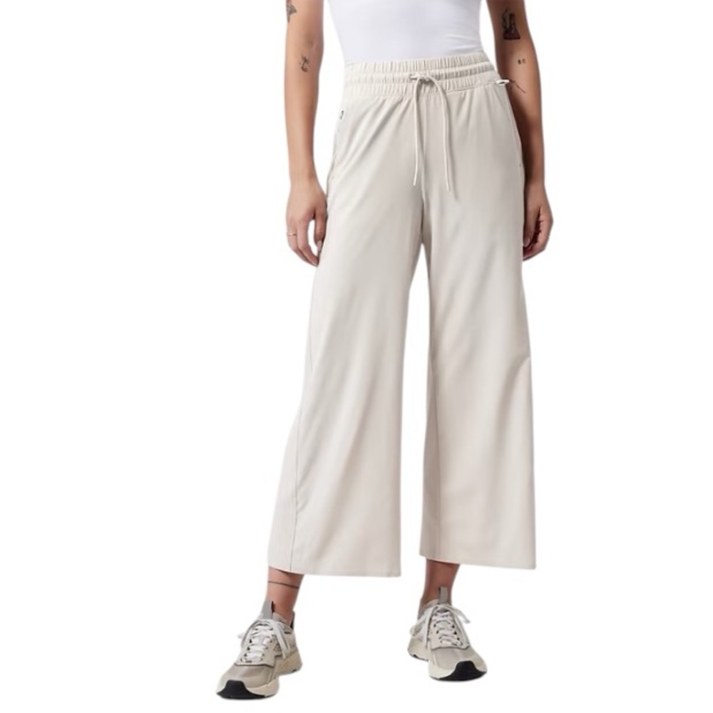 Athleta Avenue Wide Leg Crop Pant Size 6 Cream Joggers Zip Pockets